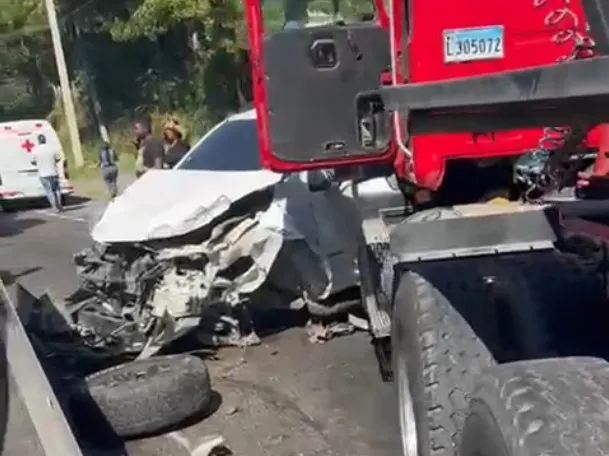 Cuatro muertos y diez heridos en un accidente múltiple en la autopista ...